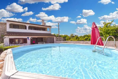Charming home with pool in Barbariga