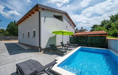 Stunning Apartment In Peroj With Wifi