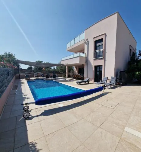 Villa Karizma - sea view, swimming pool, hot tub, Brijuni, Fazana, Peroj