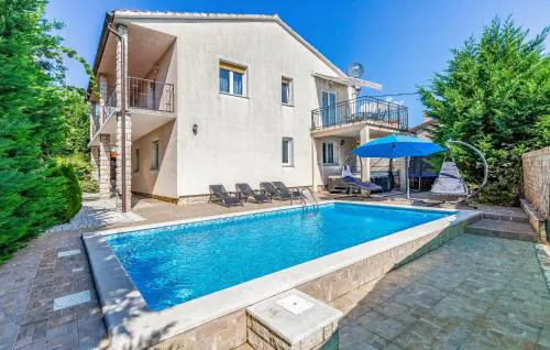 Beautiful Home In Peruski With Kitchen