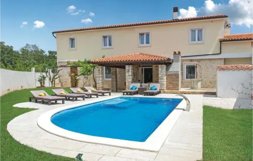 Gorgeous Home In Peruski With Wifi
