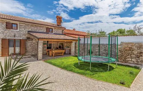 Gorgeous Home In Peruski With Wifi