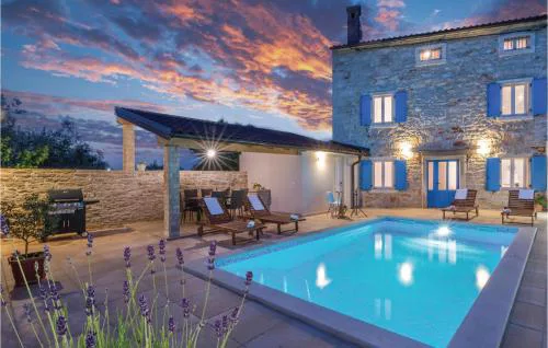 Stunning Home In Peruski With Wifi