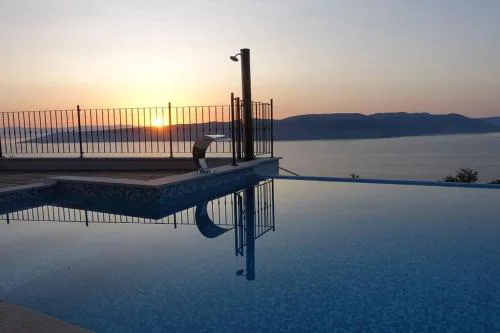 Villa Navis with two separate apartments and an infinity pool with sea view