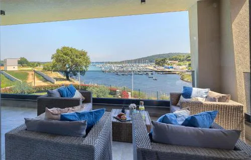 4 Bedroom Gorgeous Home In Pomer