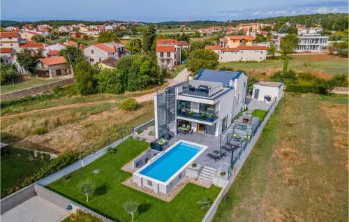 Beautiful Home In Pomer With Wifi