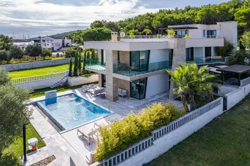 Luxury Villa Con Brio