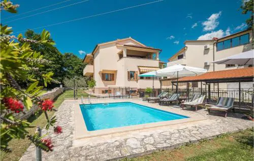 3 Bedroom Cozy Apartment In Porec