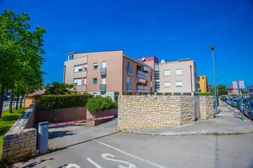 Apartment Dora near Sea and Center with Private Garage