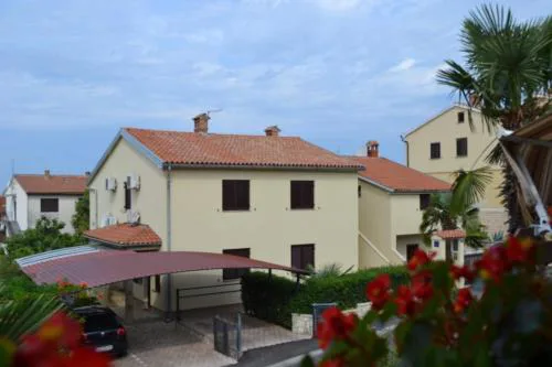 Apartments and rooms with parking space Porec - 24373