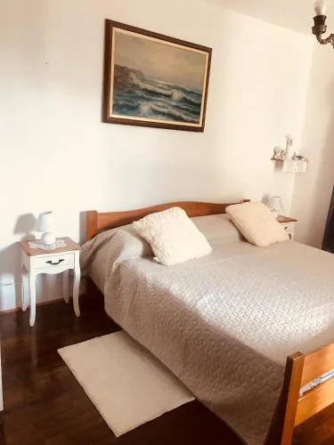B. Ela rooms