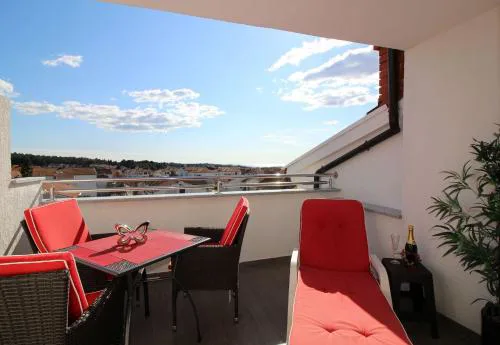 Charmante Dachgeschosswohnung mit Meerblick und Blick auf die Altstadt von Porec