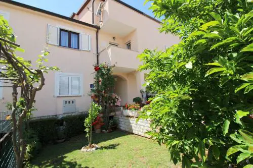Charmantes Apartment mit privatem Balkon, Klima, Grill, WiFi, nur wenige Minuten zum Strand