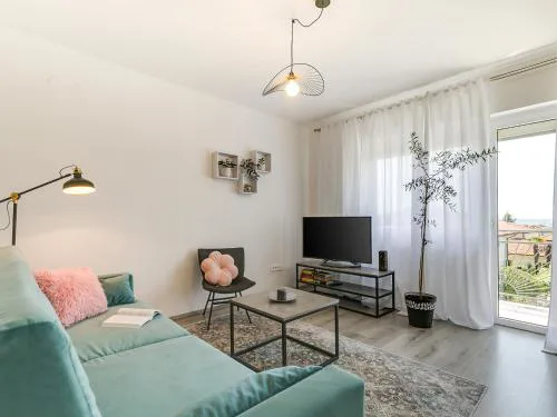 City Center Apartment with private garden and BBQ