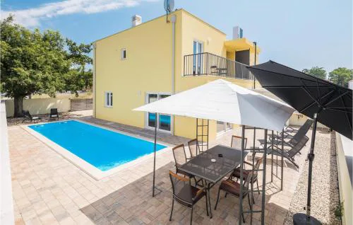 Cozy Home In Porec With Kitchen