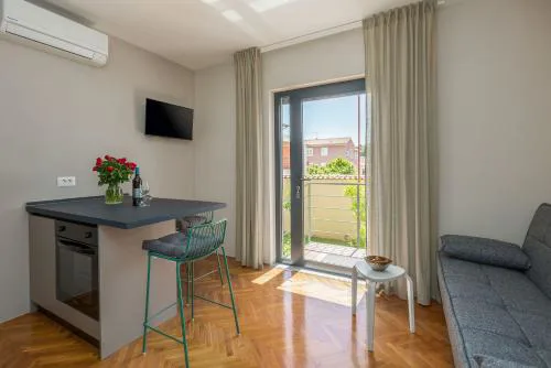 Frisch renoviertes Apartment wenige Gehminuten vom Strand mit privatem Balkon, Klima, Grill, WiFi