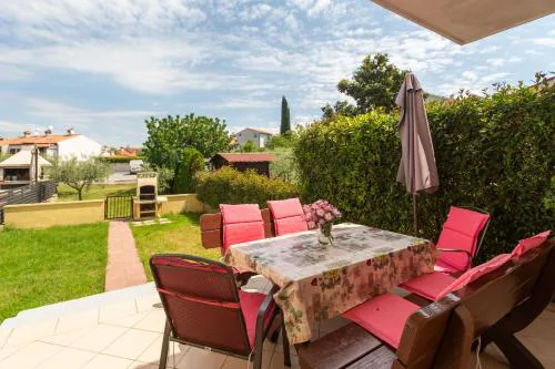 Haus Viktoria In Porec Mit Garten In Strandnähe