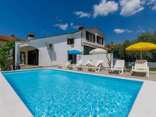 Holiday house with a swimming pool Porec - 23000