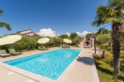 Idyllisches Apartment nur 250 Meter zum Strand mit Pool, Meerblick, Grillbereich, Liegen