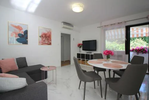 Komfortables Apartment mit privater Terrasse, Spielplatz, Grill, Liegen, Waschmaschine