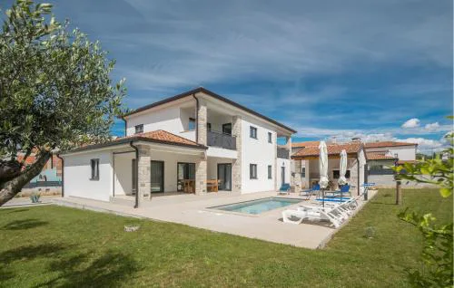 Lovely Apartment In Porec With Wifi
