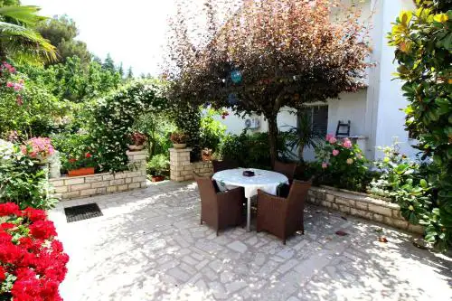 Modernes Apartment mit privater Terrasse, Grillbereich, Spielplatz, Liegen, Privatparkplatz
