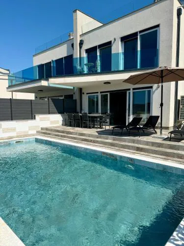 New villa with pool, sea view, Poreč