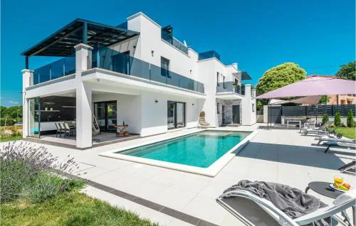 Amazing Home In Porec With Jacuzzi