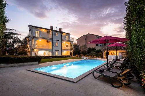 Standnahe Villa Mit Pool, Meerblick Und Pool