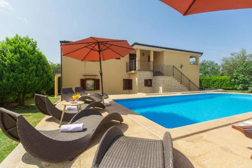 Strandnahe Ferienwohnung Marea Mit Pool Und Garten