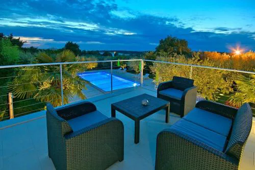 Strandnahe Residence Livija 1 Mit Pool Und Garten