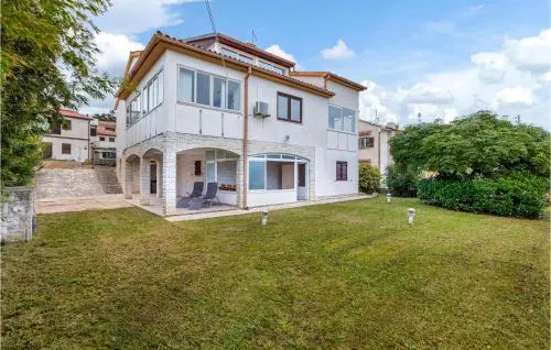 Amazing Home In Premantura With Wifi