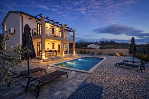 Villa Lumina Divina with Heated Pool near Porec