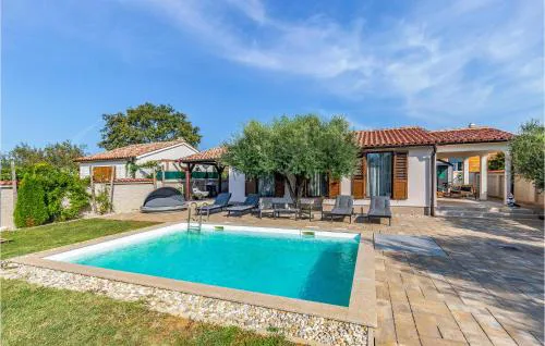 2 Bedroom Gorgeous Home In Pula