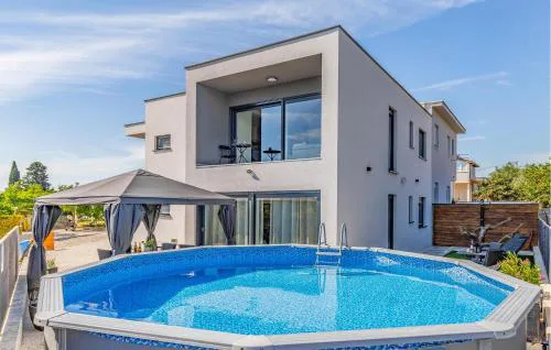 2 Bedroom Lovely Apartment In Pula