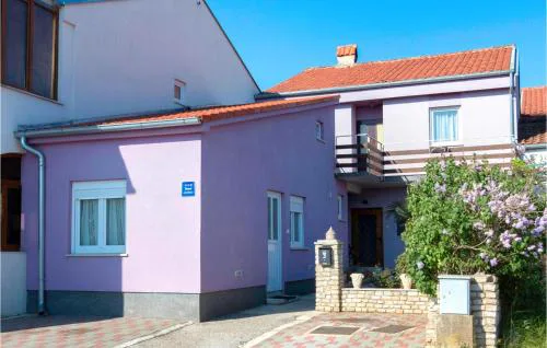 2 Bedroom Lovely Apartment In Pula