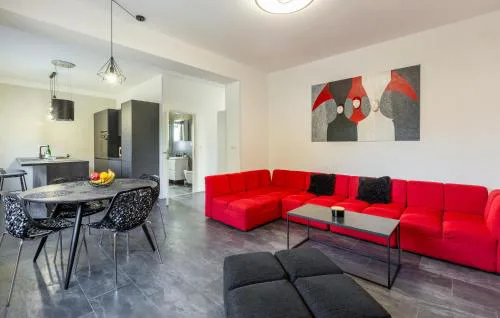 2 Bedroom Nice Apartment In Pula