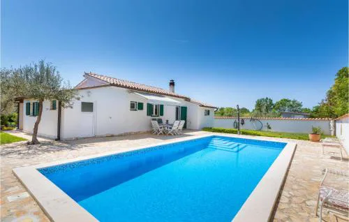 2 Bedroom Nice Home In Pula