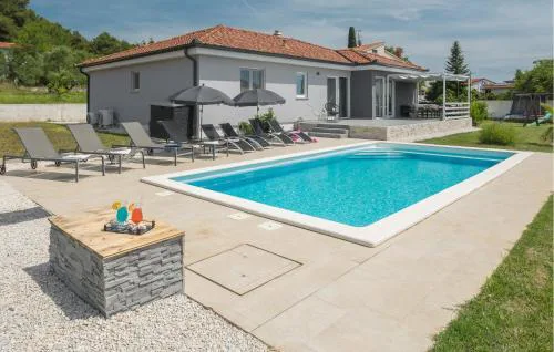 3 Bedroom Gorgeous Home In Pula