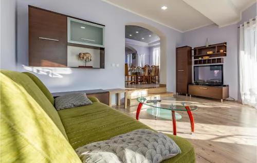 3 Bedroom Nice Apartment In Pula