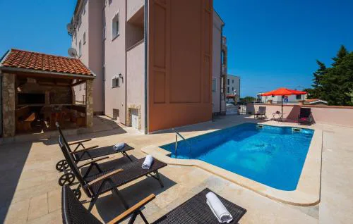 4 Bedroom Lovely Apartment In Pula