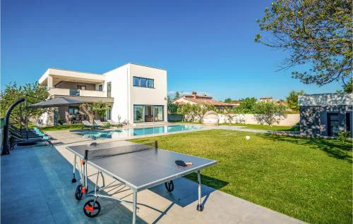 6 Bedroom Cozy Home In Pula