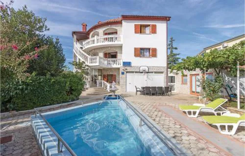 8 Bedroom Stunning Home In Pula