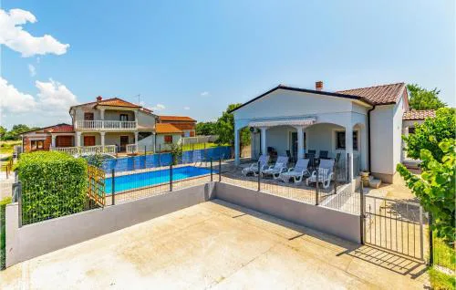 Amazing Home In Pula With Wifi