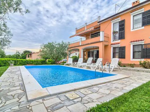 Lovely apartment with swimming pool