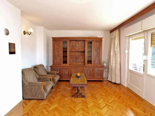 Spacious 3-bedroom apartment in Pula