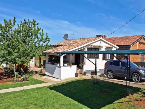 Family apartment with garden in quiet Pula