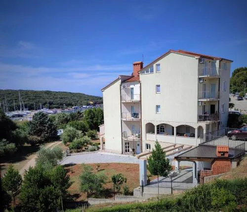 Apartments E&F, Veruda Porat, free parking