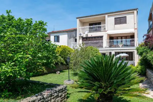 Apartments with parking spaces Pula - 2252
