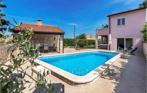 Stunning Home In Pula With Jacuzzi